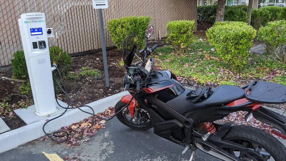 Smartphone App for Wi-Fi Smart EV Charger Scheduling and Energy Monitoring in Spokane